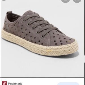👠Universal Thread grey star sneakers size 11, NWOT